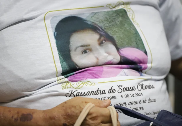 Kassandra estampa camisa do pai, que sofre a audiência da filha vítima de acidente com influencer Lokinho