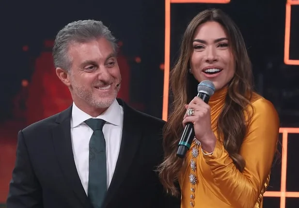 Luciano Huck e Patrícia Abravanel em homenagem a Sílvio Santos