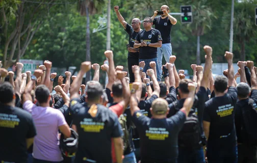 Manifestação do SINPOLPI em frente a ALEPI