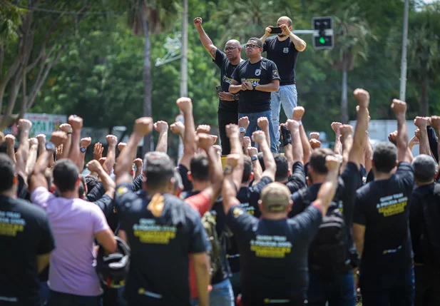 Manifestação do SINPOLPI em frente a ALEPI