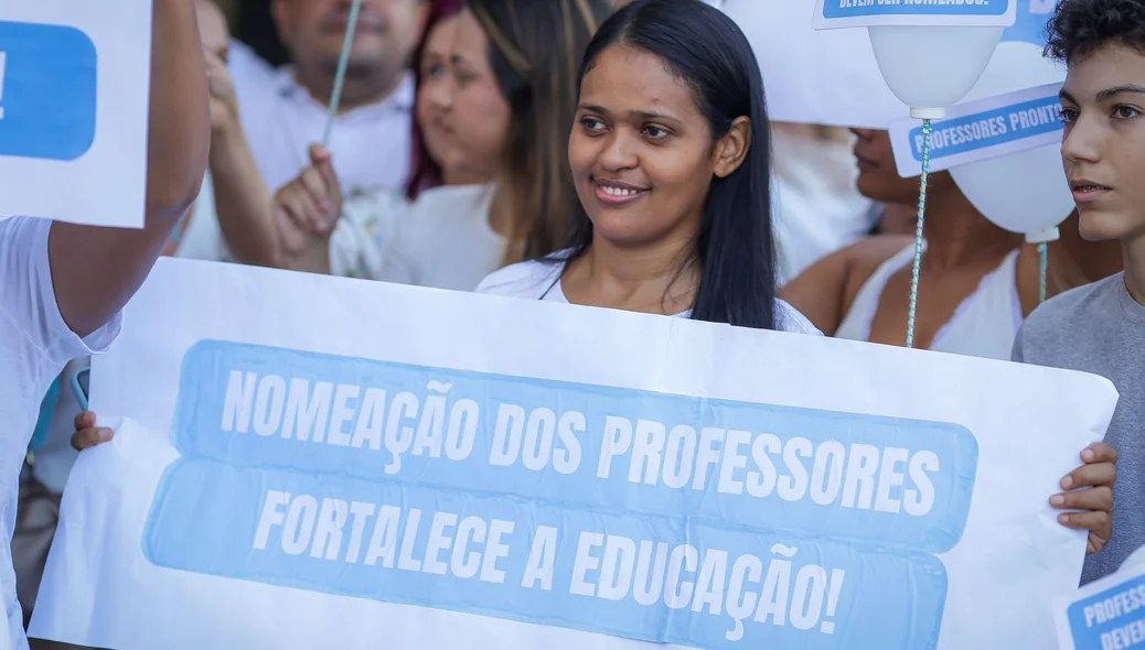 Manifestante segurando cartaz