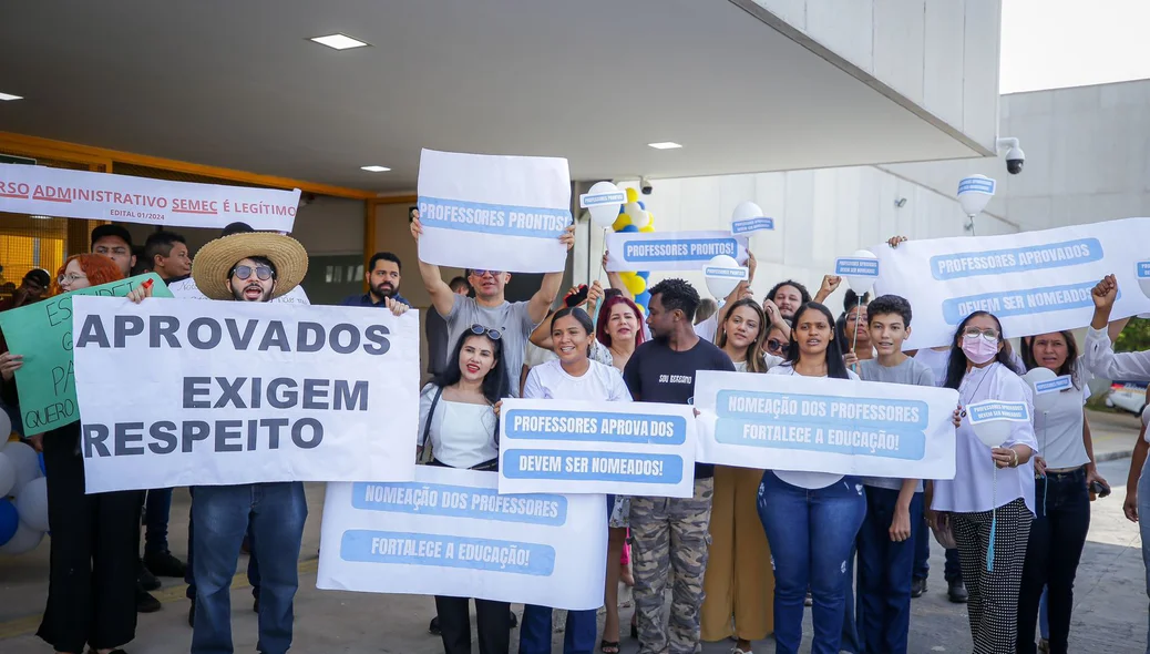 Manifestantes na inauguração da escola