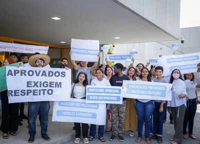 Manifestantes na inauguração da escola