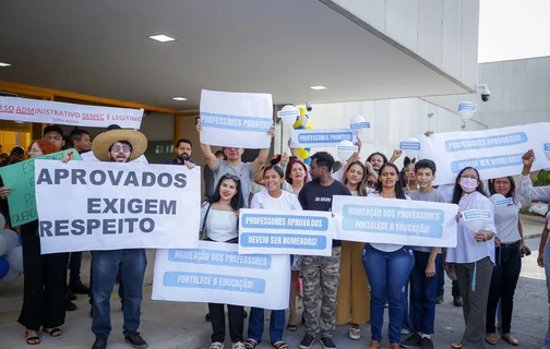 Manifestantes na inauguração da escola