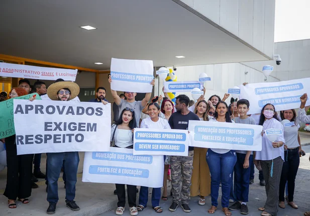 Manifestantes na inauguração da escola