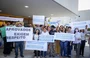 Manifestantes na inauguração da escola