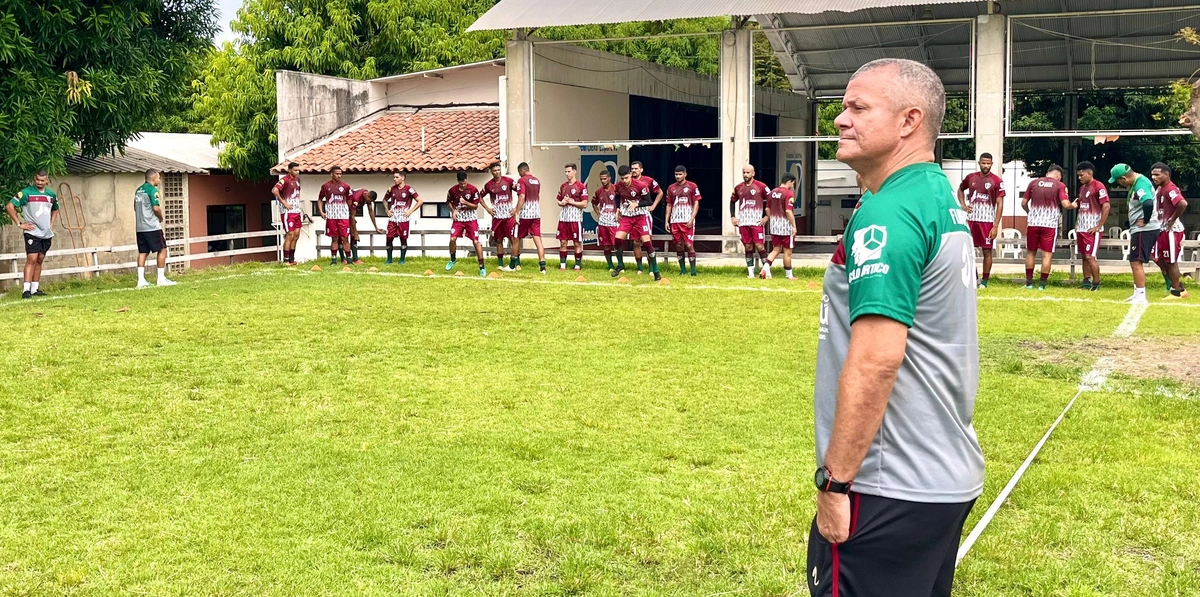 Marcinho Guerreio, comissão técnica, preparadores físicos e jogadores do Fluminense-PI