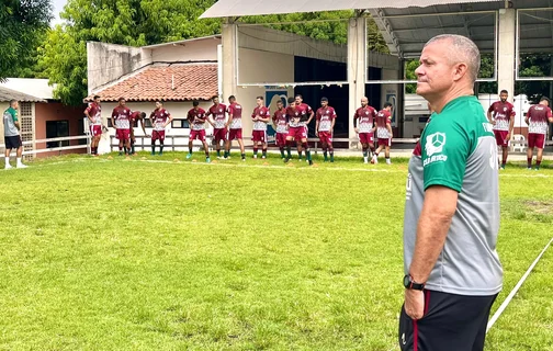 Marcinho Guerreiro, comissão técnica, preparadores físicos e jogadores do Fluminense-PI