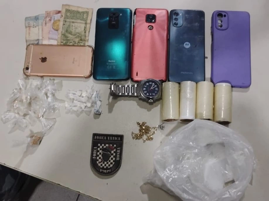 Material apreendido pela Polícia Militar com o suspeito