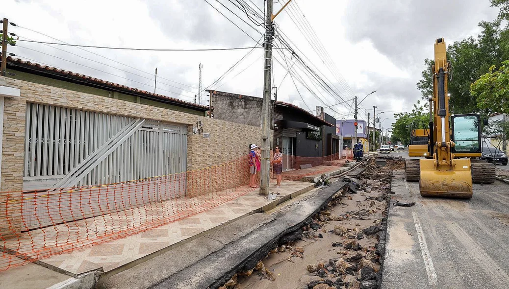 Moradores ficam ilhados em suas casa após cratera abrir no bairro Saci