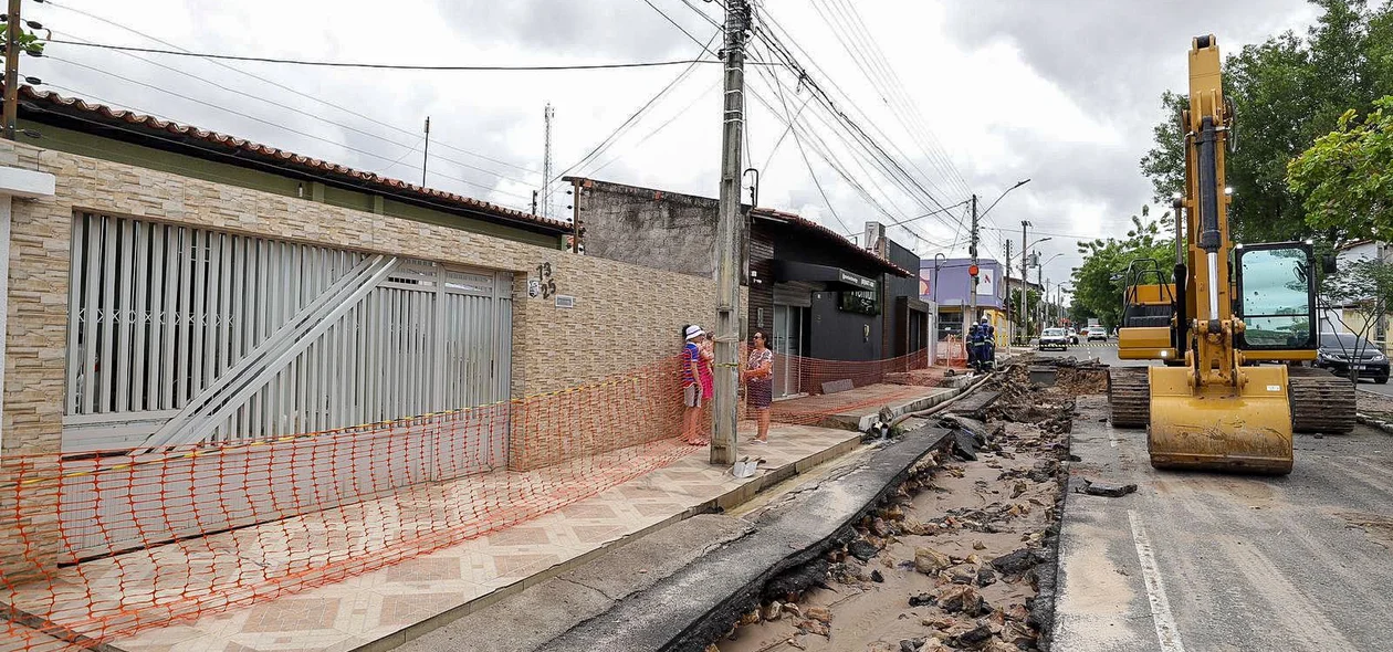 Moradores ficam ilhados em suas casa após cratera abrir no bairro Saci