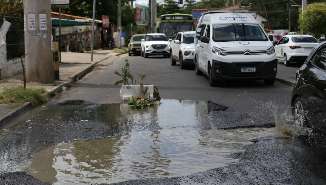 Moradores fizeram uma sinalização improvisada para alertar motoristas