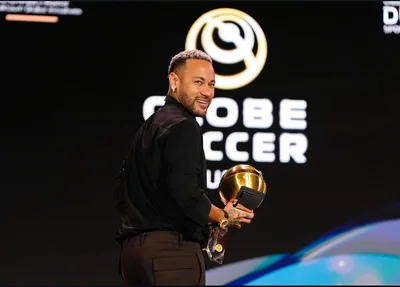 Neymar recebe prêmio Player Career Award no Globe Soccer Awards