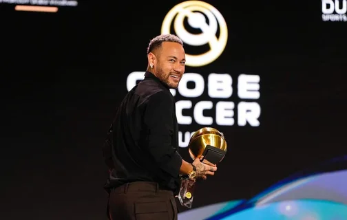 Neymar recebe prêmio Player Career Award no Globe Soccer Awards