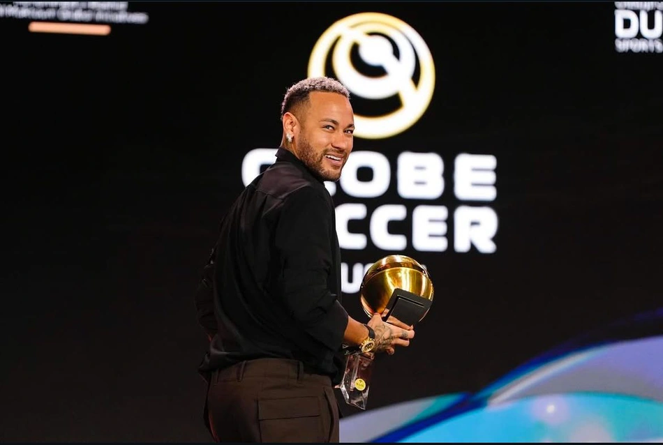 Neymar recebe prêmio Player Career Award no Globe Soccer Awards