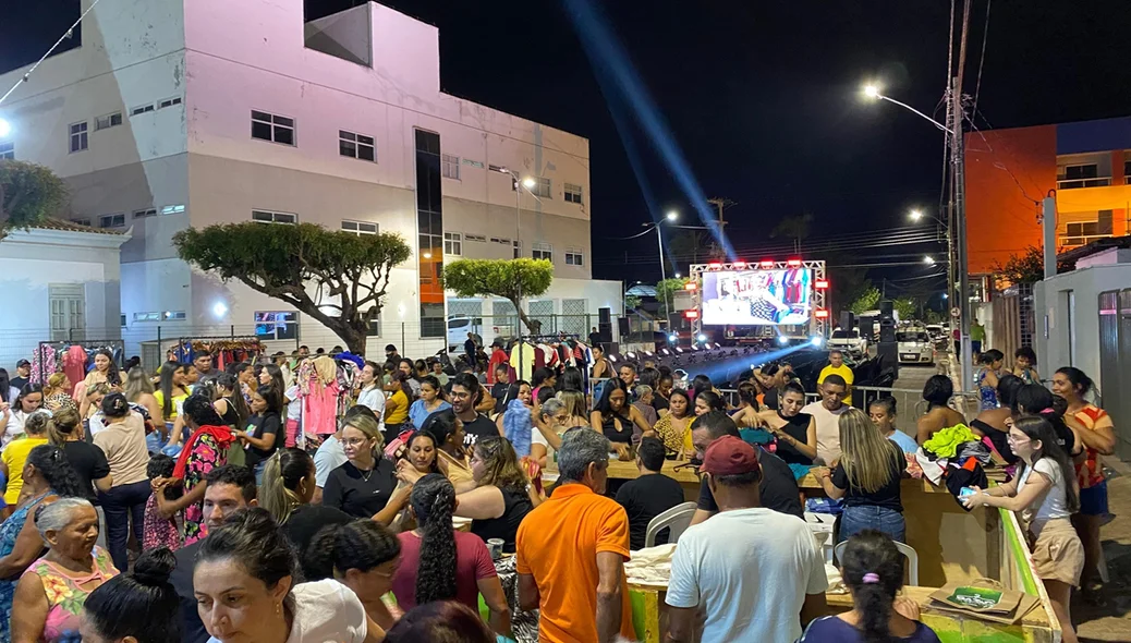 O bazar ocorreu na Praça Leônidas Melo