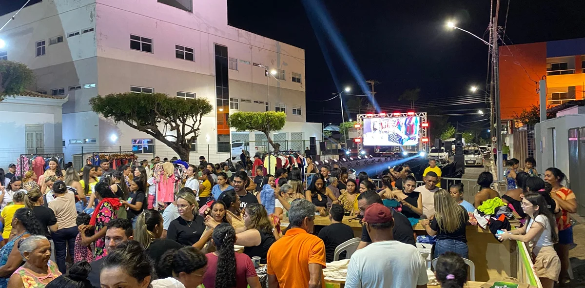 O bazar ocorreu na Praça Leônidas Melo