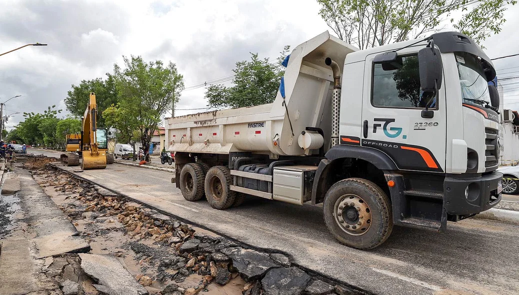 Obra de implantação da rede de esgoto da Águas de Teresina