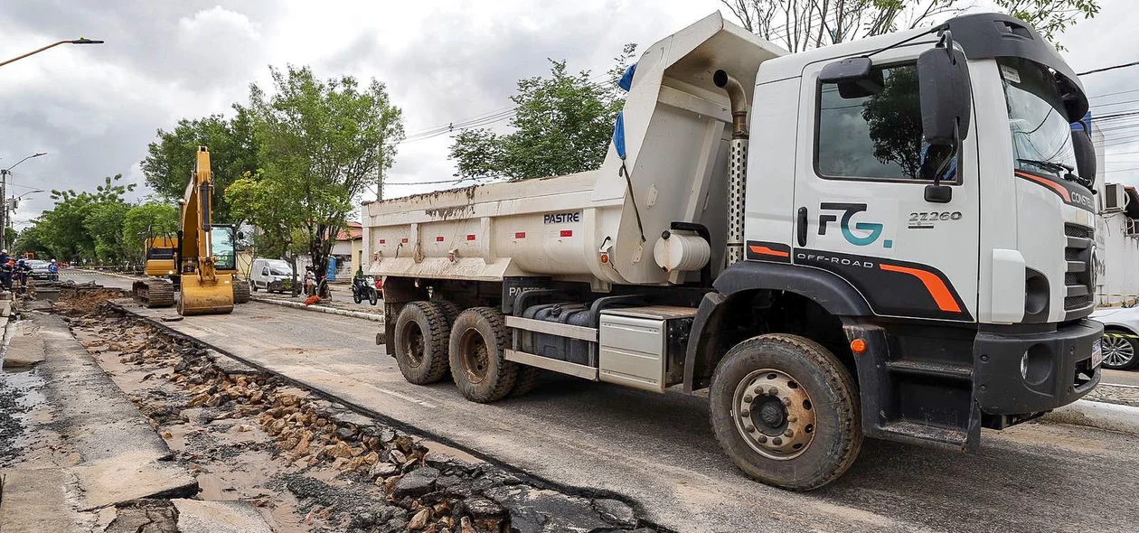 Obra de implantação da rede de esgoto da Águas de Teresina