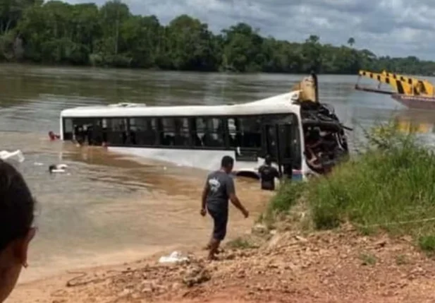 Ônibus caiu no Rio Moju