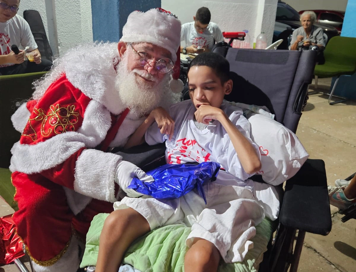 Papai Noel faz a alegria das crianças