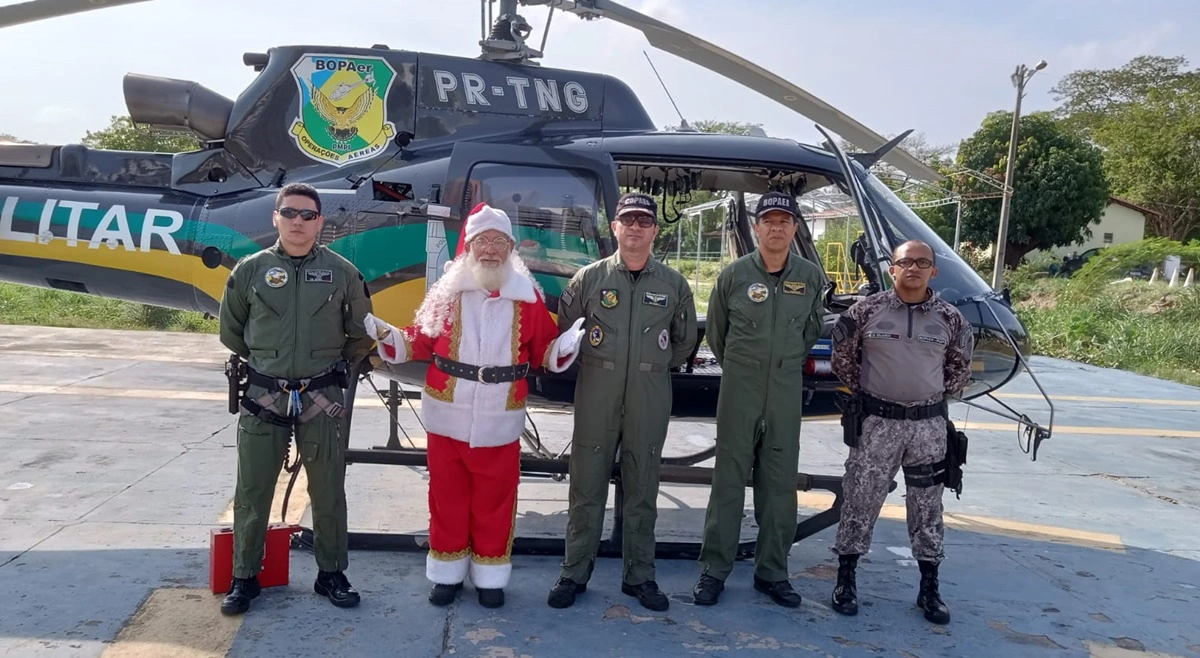 Papai Noel sobrevoa Teresina em helicóptero do Bopaer