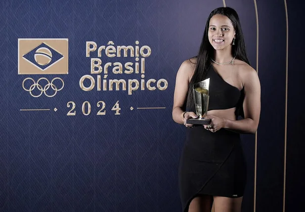 Piauiense Juliana Viana recebe o prêmio de melhor do ano pela COB