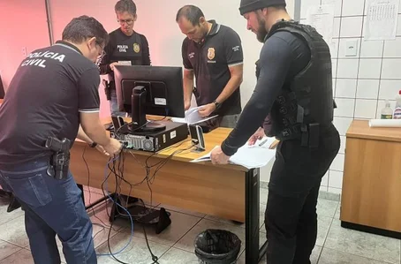 Policiais cumpriram mandados de busca e apreensão na residência e local de trabalho da servidora.