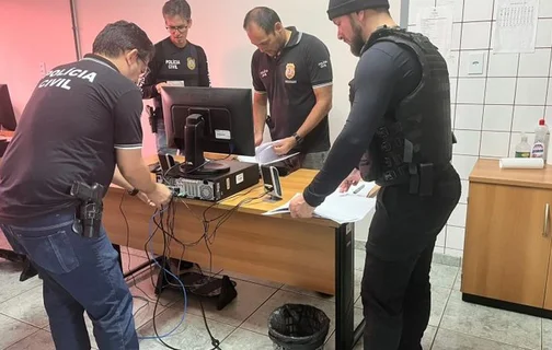 Policiais cumpriram mandados de busca e apreensão na residência e local de trabalho da servidora.