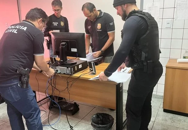 Policiais cumpriram mandados de busca e apreensão na residência e local de trabalho da servidora.