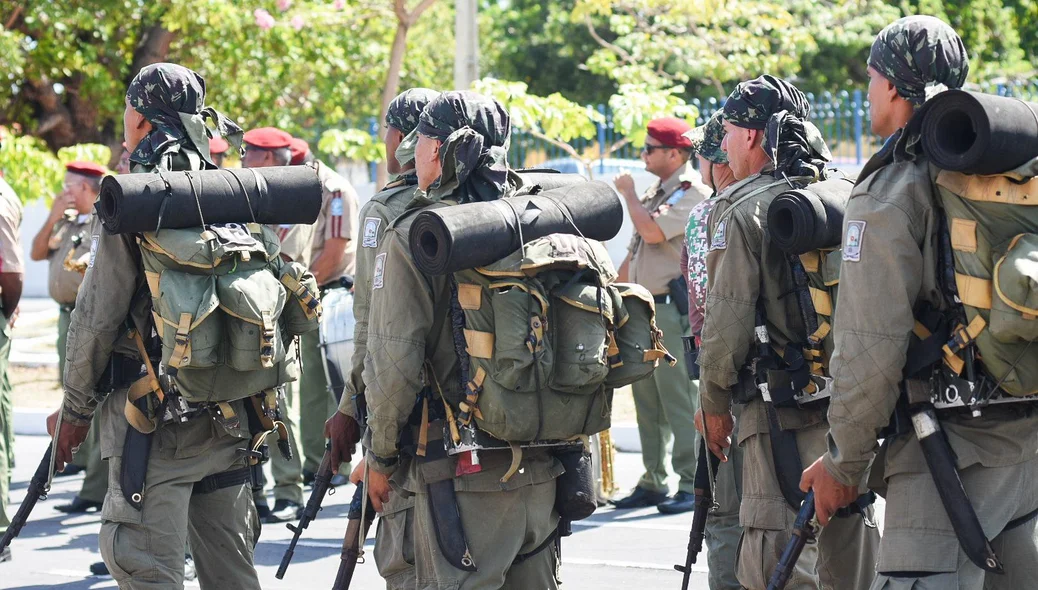 Policiais na formatura