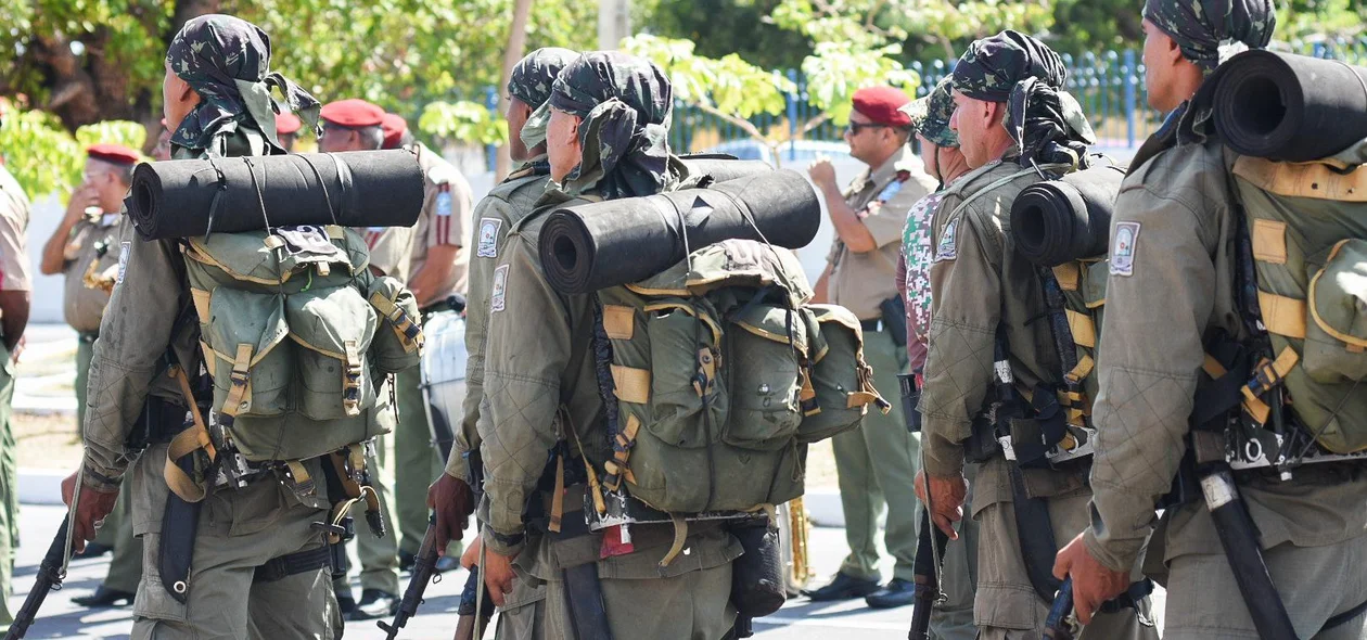 Policiais na formatura