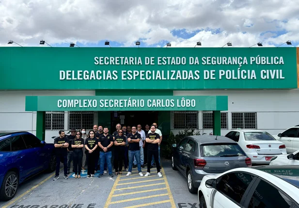 Policiais no complexo de delegacias da Polícia Civil do Piauí