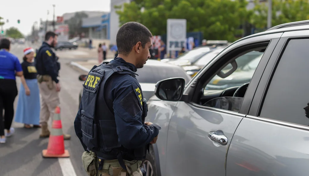 Policiais realizam abordagem educativa na Avenida João XXIII em Teresina