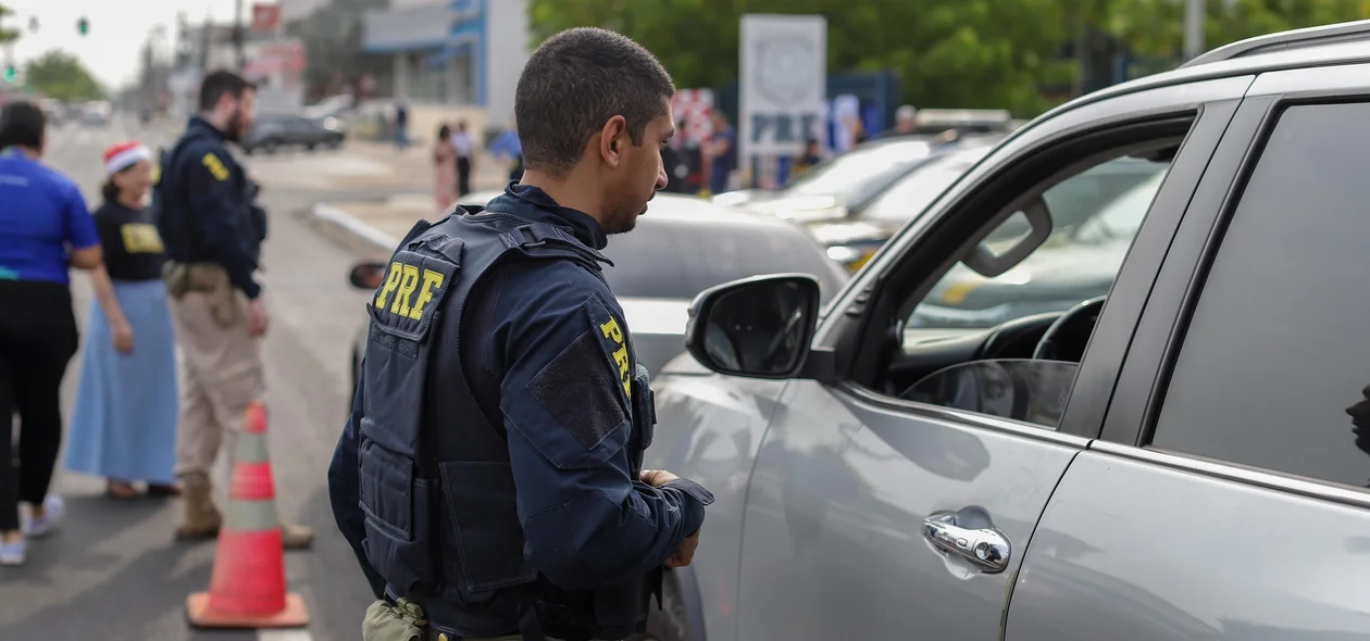 Policiais realizam abordagem educativa na Avenida João XXIII em Teresina