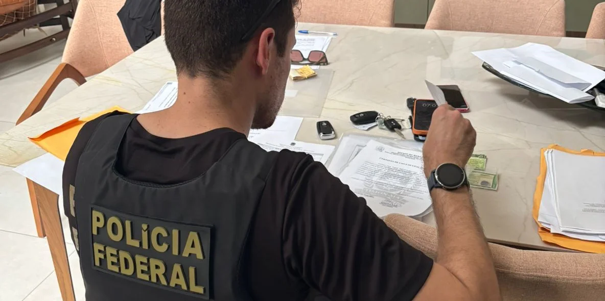 Policial federal cumprindo mandado