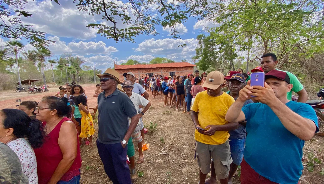 População de Esperantina recebe cestas e brinquedos