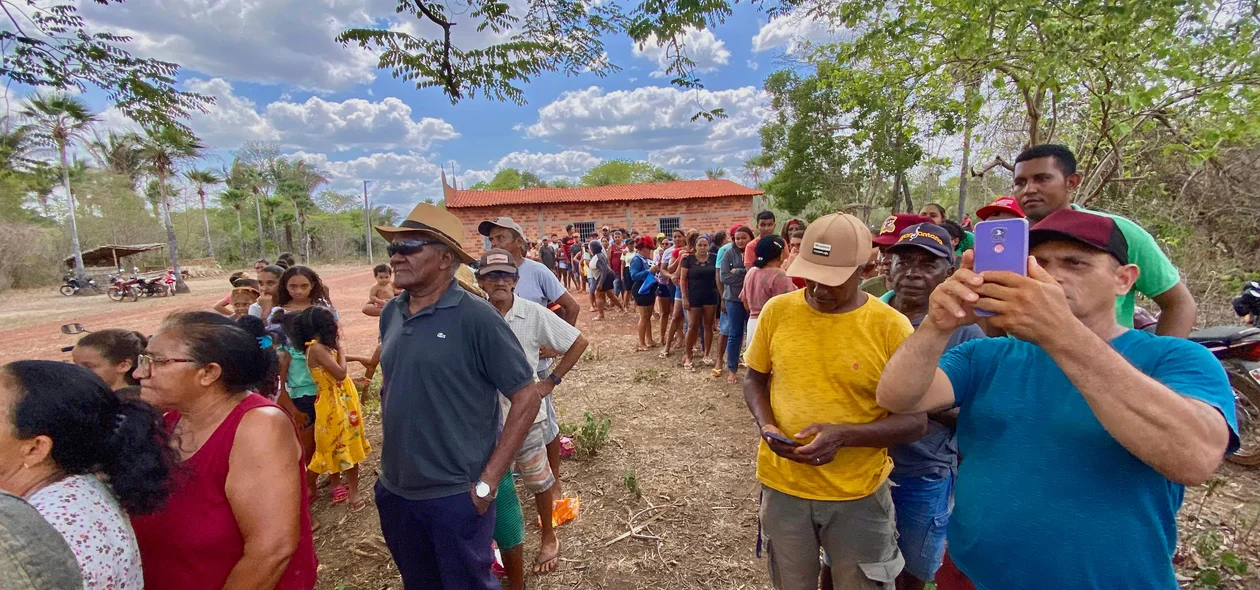 População de Esperantina recebe cestas e brinquedos