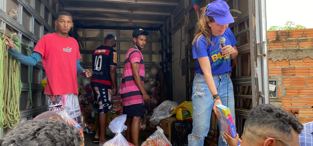 Prefeita Ivanária Sampaio participou da entrega