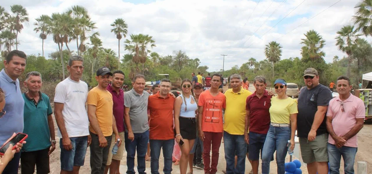 Prefeito de Nossa Senhora de Nazaré e a comunidade local na inauguração da obra