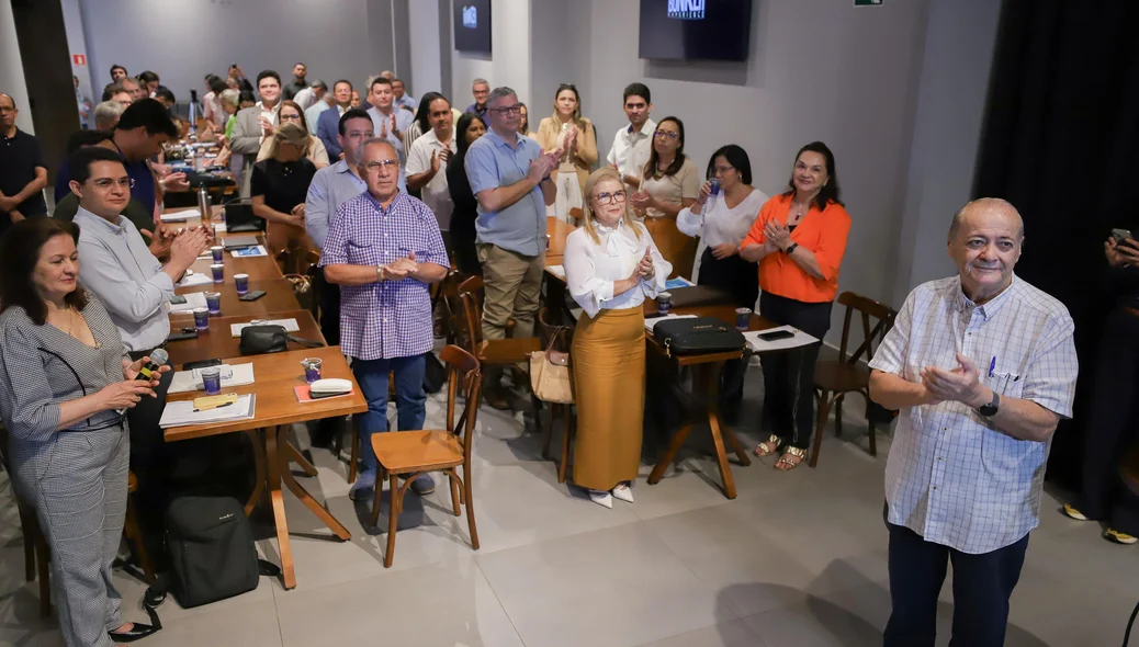 Prefeito eleito Sílvio Mendes com o futuro secretariado