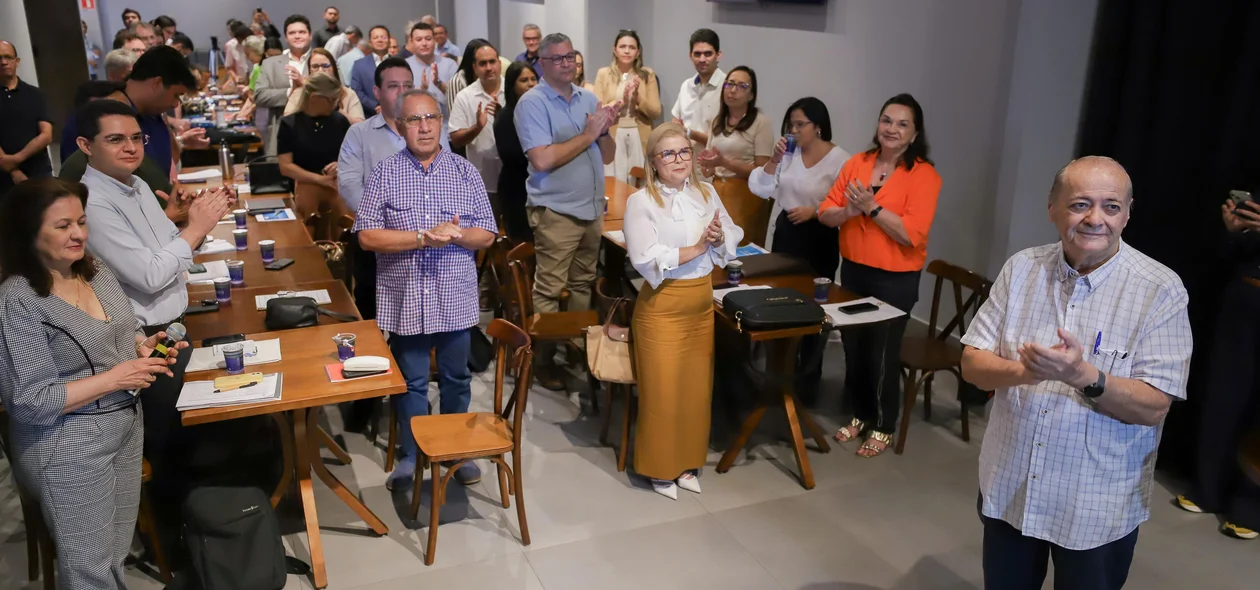 Prefeito eleito Sílvio Mendes com o futuro secretariado