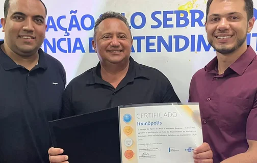 Prefeito Miguel Rodrigues recebendo selo