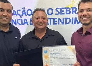 Prefeito Miguel Rodrigues recebendo selo