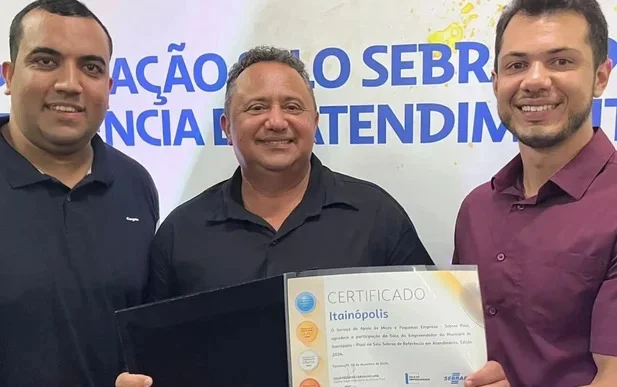 Prefeito Miguel Rodrigues recebendo selo