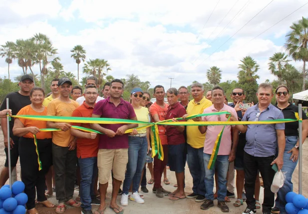 Prefeitura de  Nossa Senhora de Nazaré entrega duas passagens molhadas e 1km de estradas vicinais