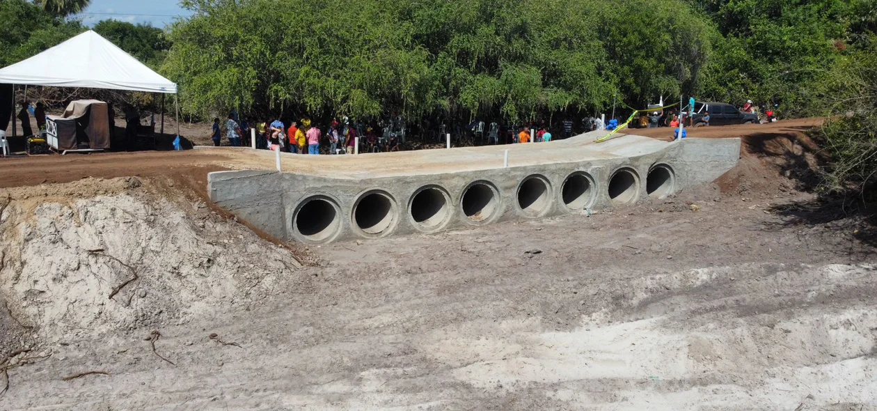 Prefeitura de  Nossa Senhora de Nazaré entregou duas passagens molhadas