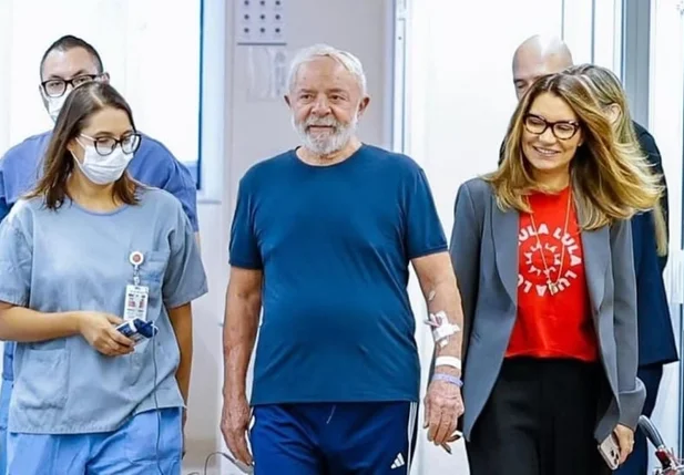 Presidente chegou a caminhar pelos corredores do hospital.