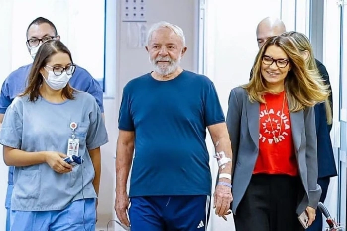 Presidente chegou a caminhar pelos corredores do hospital.