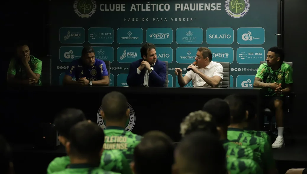 Presidente, jogadores dirigente do Atlético Piauiense